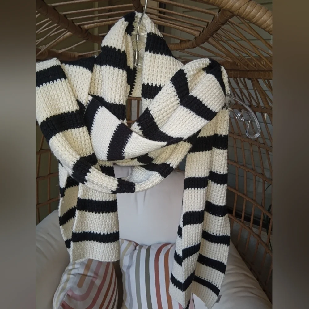 Classic GAP Black and Cream Striped Knit Scarfx